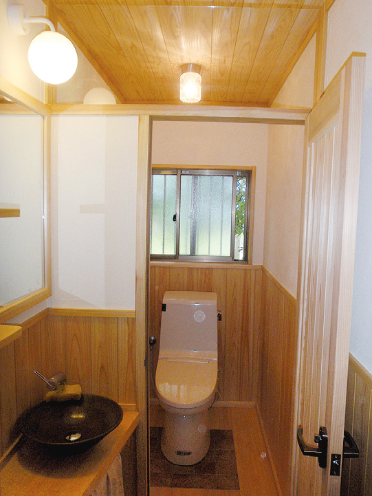 無機質だったトイレを自然素材で温もりある空間に